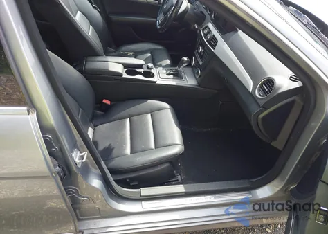 2014 Mercedes-Benz C 300 Sport 4Matic z USA, uszkodzony, nr VIN WDDGF8AB4ER304789